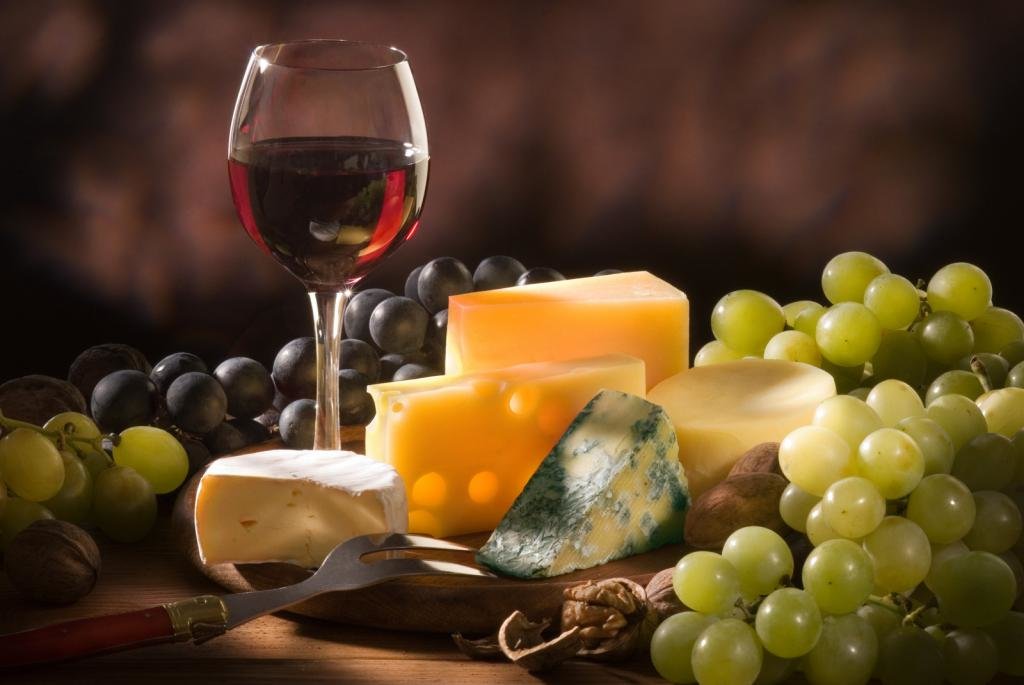 Красное вино и сыр