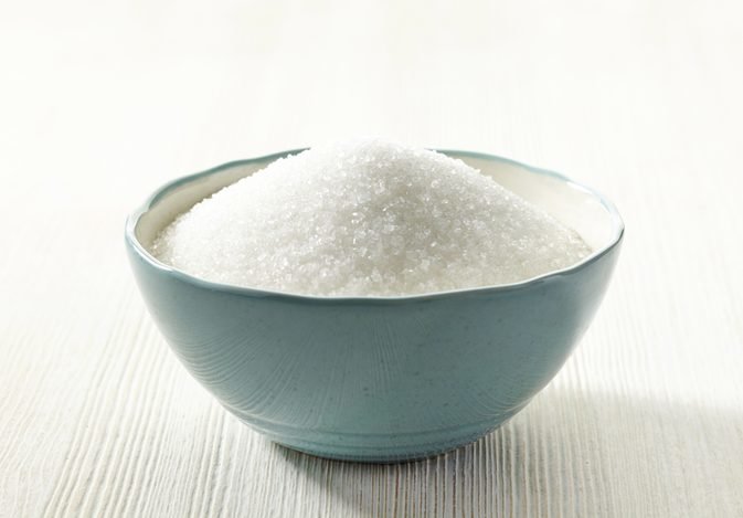 Тарелка с белым сахаром.