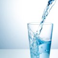 Действительно ли нужно пить 2 литра воды в день? Нормы потребления жидкости, последствия обезвоживания