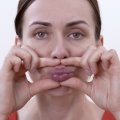 Как приподнять верхнюю губу в домашних условиях? Описание способов
